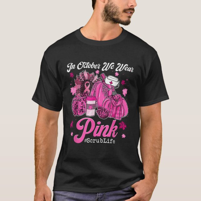 Im Oktober tragen wir Pink Pumpkin Scrub Lebenspau T-Shirt (Vorderseite)