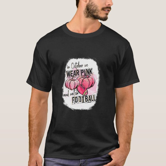 Im Oktober tragen wir Pink und schauen Fußball T-Shirt (Vorderseite)