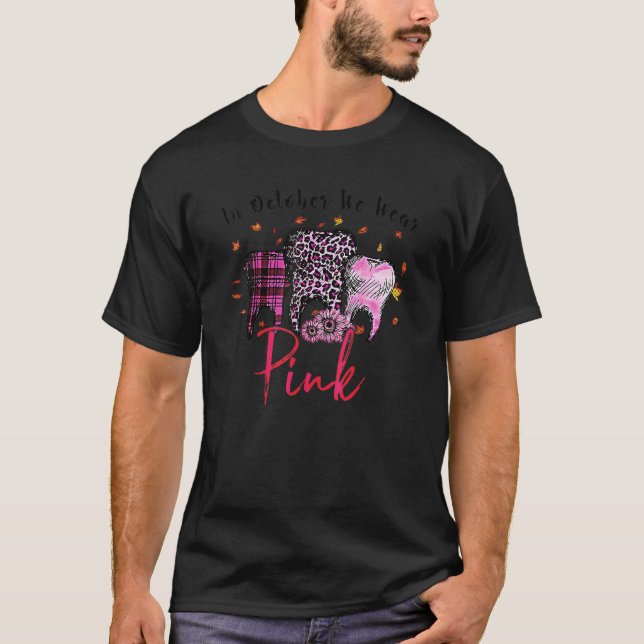 Im Oktober tragen wir pinkfarbenes Geschirr mit en T-Shirt (Vorderseite)