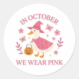 Im Oktober tragen wir rosa Gans Hexe Halloween Runder Aufkleber