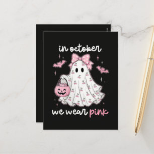 im Oktober tragen wir rosa Geist Halloween Feiertagspostkarte