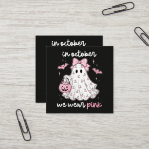 im Oktober tragen wir rosa Geist Halloween Quadratische Visitenkarte