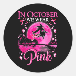 Im Oktober tragen wir rosa Ribbon, Halloween Bre Runder Aufkleber