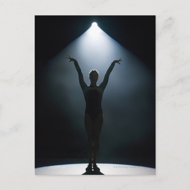 Im Rampenlicht darstellende Frauengymnastin Postkarte (Vorderseite)