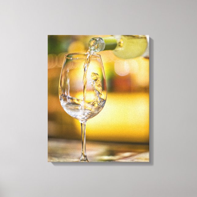 Im Restaurant wird Weißwein aus der Flasche gegoss Leinwanddruck (Vorderseite)