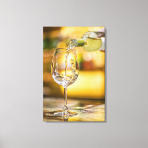 Im Restaurant wird Weißwein aus der Flasche gegoss Leinwanddruck