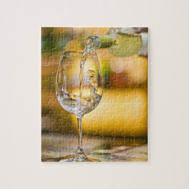 Im Restaurant wird Weißwein aus der Flasche gegoss Puzzle (Vertikal)