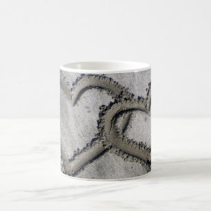 Im Sand verbundene Herzen Tasse