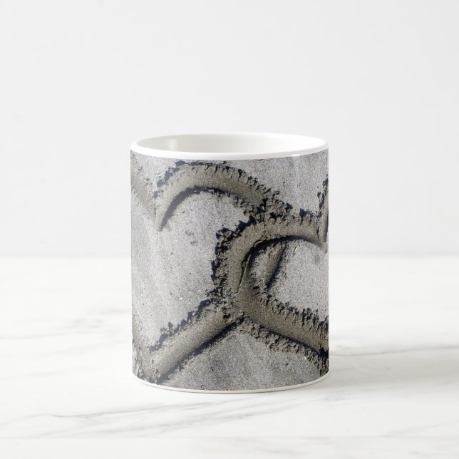 Im Sand verbundene Herzen Tasse (Mittel)