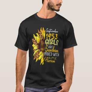 Im September 1953 werden Mädchen mit Hurri-Sonnens T-Shirt
