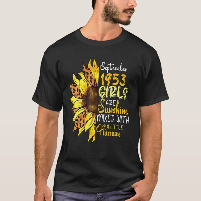 Im September 1953 werden Mädchen mit Hurri-Sonnens T-Shirt (Vorderseite)