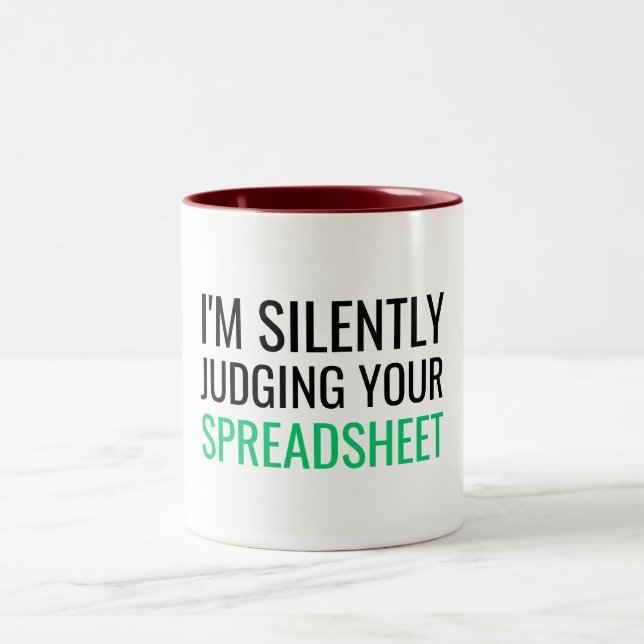 I'm Silently Judging Your Spreadsheet Zweifarbige Tasse (Mittel)
