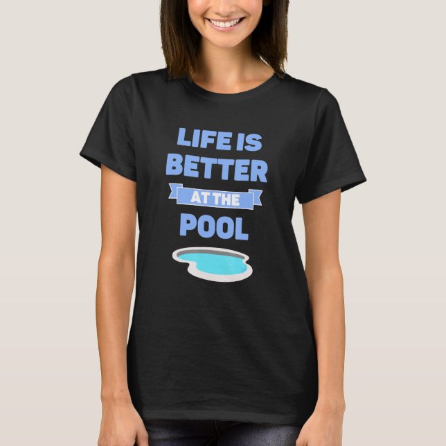 Im Sommer ist das Leben im Pool besser. T-Shirt (Vorderseite)