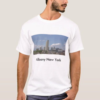 Im Stadtzentrum gelegene Ansicht Albaniens im Mai T-Shirt