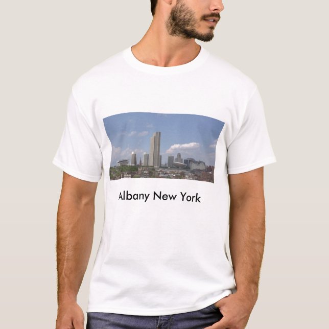 Im Stadtzentrum gelegene Ansicht Albaniens im Mai T-Shirt (Vorderseite)