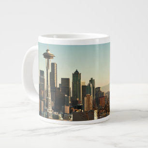 Im Stadtzentrum gelegene Seattle-Skyline und Jumbo-Tasse