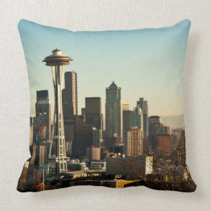 Im Stadtzentrum gelegene Seattle-Skyline und Kissen