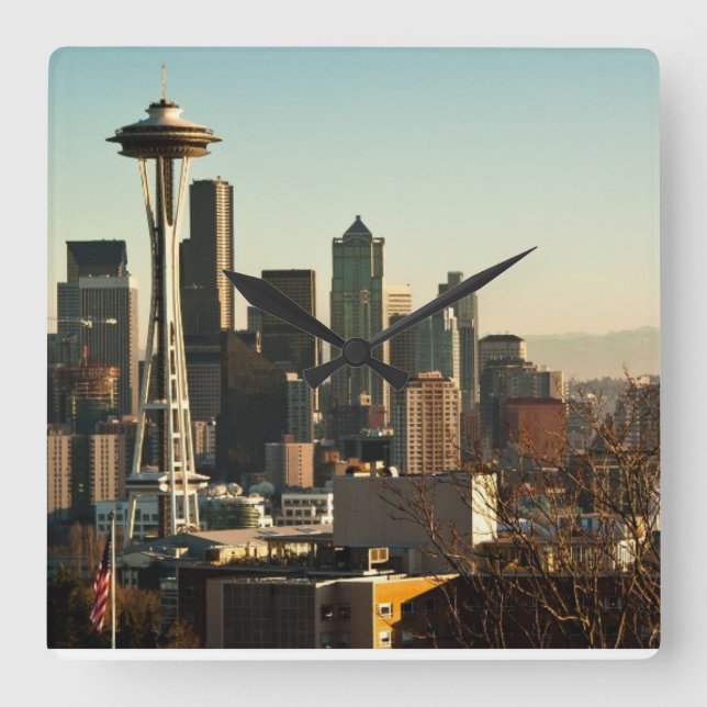 Im Stadtzentrum gelegene Seattle-Skyline und Quadratische Wanduhr (Vorderseite)