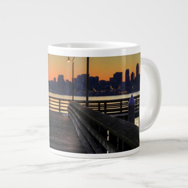 Im Stadtzentrum gelegene Skyline Seattles Jumbo-Tasse (Vorderseite Rechts)