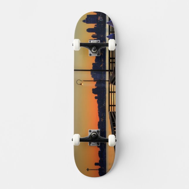 Im Stadtzentrum gelegene Skyline Seattles Skateboard (Vorderseite)