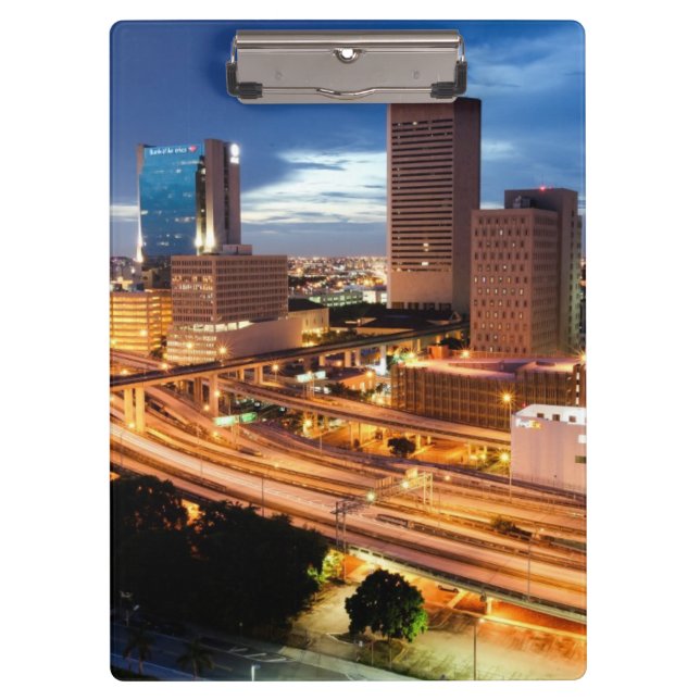 Im Stadtzentrum gelegene Stadt-Ansicht Klemmbrett (Vorderseite)