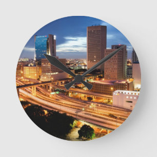 Im Stadtzentrum gelegene Stadt-Ansicht Runde Wanduhr