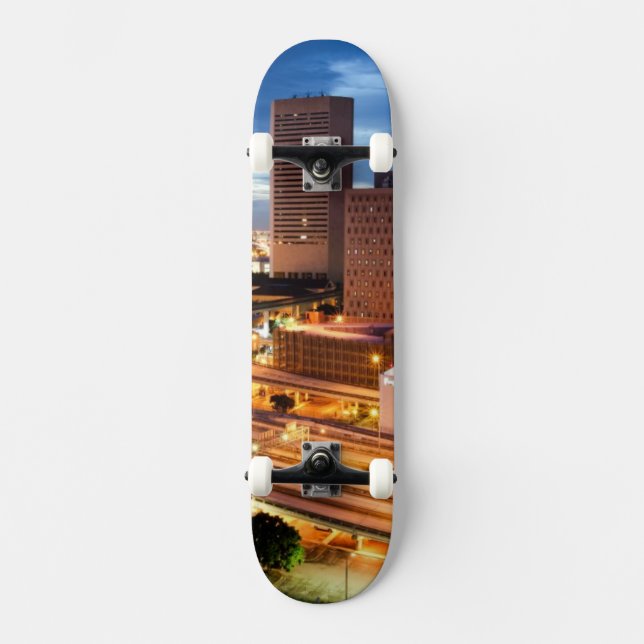 Im Stadtzentrum gelegene Stadt-Ansicht Skateboard (Vorderseite)