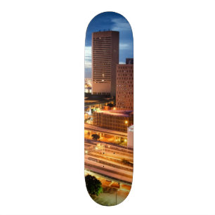 Im Stadtzentrum gelegene Stadt-Ansicht Skateboard