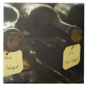 Im Untergrund Weinkeller: Flaschen Fliese