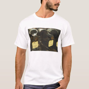 Im unterirdischen Weinkeller: liegende Flaschen in T-Shirt