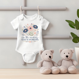 Im Warten arbeitet Gott Baby-Body Baby Strampler
