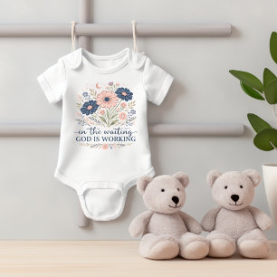 Im Warten arbeitet Gott Baby-Body Baby Strampler