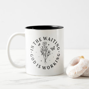 Im Warten wirkt Gott christlich Zweifarbige Tasse