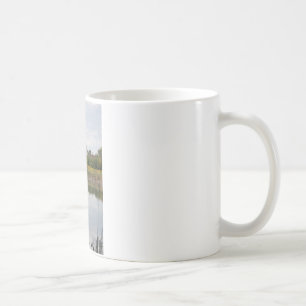 Im Wasser reflektierter Stall Tasse