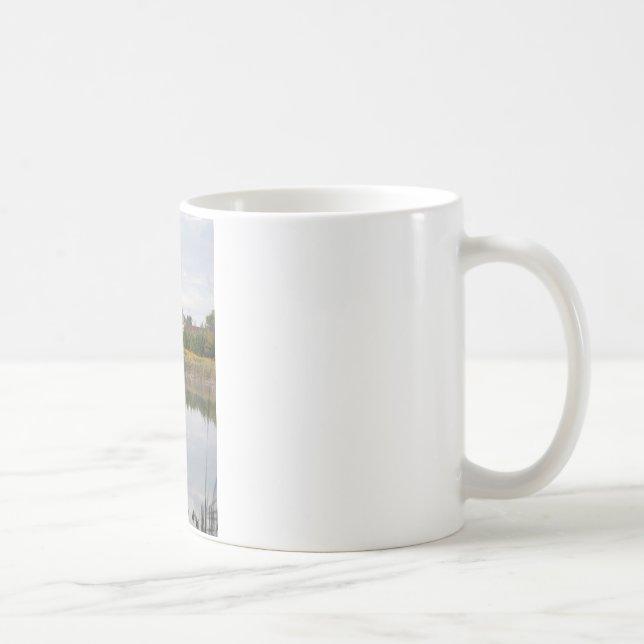 Im Wasser reflektierter Stall Tasse (Rechts)