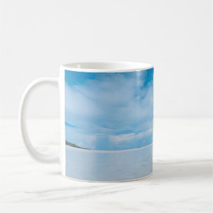 Im Wasserkörper stehende Person Kaffeetasse