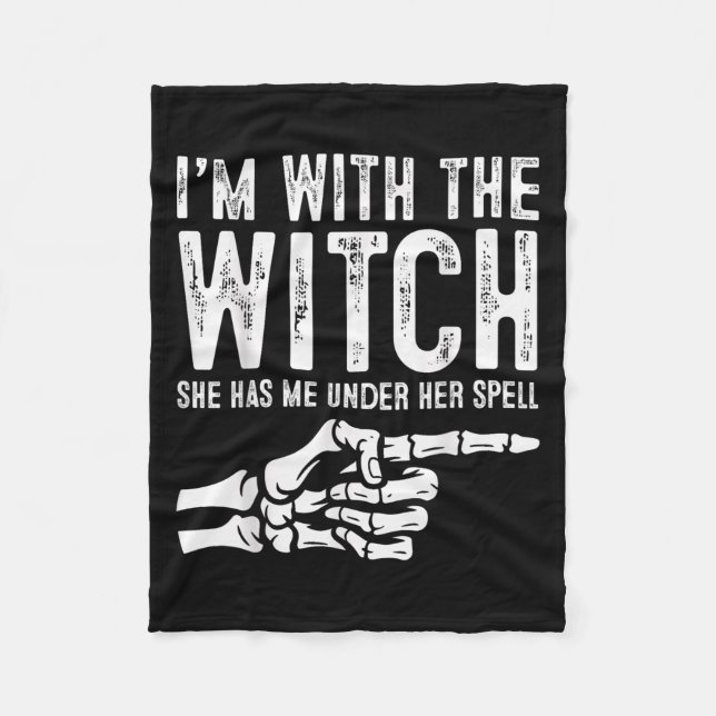 I'm With The Witch Funny Halloween Couple Costume  Fleecedecke (Vorderseite)