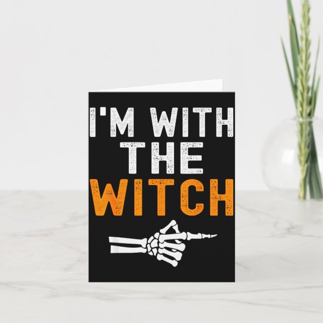 I'm With The Witch Funny Skeleton Halloween Matchi Karte (Vorderseite)