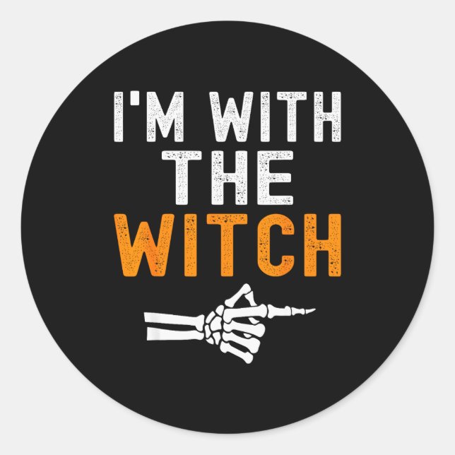 I'm With The Witch Funny Skeleton Halloween Matchi Runder Aufkleber (Vorderseite)