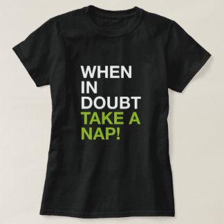 Im Zweifel ein Nickerchen machen – Minimale Typogr T-Shirt