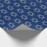 Imitat-Golddavidsstern Muster-Blau Chanukka Geschenkpapier<br><div class="desc">Wickeln Sie Ihre Geschenke in der Art diese Ferienzeit mit unserem eleganten Chanukka-Packpapier ein. Diese einfachen aber ChicAusrüstungsbeschreibungen,  die ein blauer Hintergrund mit Imitatgoldstern von Davids in ein Muster wiederholte. Entworfen durch Künstler © Susan Coffey.</div>