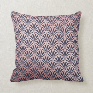 Imitat-Rosen-Gold auf blauem Kissen