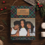 Imitate Brown Leather Red und Green Tartan Weihnac Feiertagskarte<br><div class="desc">Versenden Sie Ihren Freunden und Ihrer Familie eine einzigartige Tartan-Urlaubskarte mit Ihrem Lieblings-Foto. Dreh die Karte auf,  um eine Ledertextur aus Imitaten auf der Kartenrückseite zu zeigen.</div>