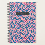 Imitate Cutouts Wasserfarbe Boho Folk Kunst Inspir Planer<br><div class="desc">Rosa und blau ausgeschnittene Wasserfarbe inspiriert Blumenmuster auf Vorder- und Rückseite mit dem Namen im grauen Rechteck vorne.</div>