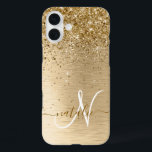Imitate Gold Brushed Metal Glitzer Monogram Name iPhone 16 Plus Hülle<br><div class="desc">Dieses schicke Gehäuse mit hübschem goldglänzenden Glitzer auf goldgebürstetem metallischem Hintergrund ist einfach zu personalisieren.</div>