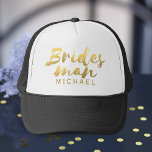 Imitate Gold Foil Bridesman Wedding Trucker Hat Truckerkappe<br><div class="desc">Fügen Sie dem schwarz-weißen LKW-Hut den Namen Ihres Brautmanns hinzu. Das ist ein nützliches Dankeschön,  dass Sie der beste Brautmann sind,  den Sie je bei Ihrer Hochzeit hatten. Und er wird sich als Teil Ihres Brautstamms fühlen. Fantastische Imitate Folie! Es ist eine visuelle Druckwirkung und wird nie nachlassen</div>