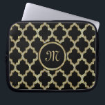 Imitate Gold Glitzer Quatrefolie Ikat Muster Laptopschutzhülle<br><div class="desc">Imitate Gold und Diamanten Glitzer Quarrefolie Ikat geometrisches Muster über benutzerdefinierten schwarzen Hintergrund veränderbar auf der Website. Die Farbkombination ist in Pastelltönen gehalten,  viele können auf der Website erstellt werden. Wenn Sie Hilfe bei der Anpassung eines meiner Designs benötigen,  kontaktieren Sie ArtOnWear Designer. Kostenlose Textformatierung mit Live-Hilfe auf Anfrage.</div>