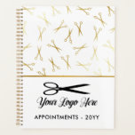 Imitate Gold Scissors Logo Stylist Ernennung Planer<br><div class="desc">Chic haar stylistische Terminkalender mit einem Muster von Imitaten Goldschere und einem Design in weiß,  schwarz und Imitat Gold. Fügen Sie Ihr Logo hinzu. Ein mit Ihrem Logo personalisiertes Termin-Notizbuch für Haarstühle.</div>