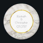 Imitate Marble Alabaster Taupe Tan Moderne Hochzei Magnet<br><div class="desc">Ein personalisierter Hochzeitsmemento-Magnet mit eleganten IMITATEN aus Marmor-Alabaster-Hintergrund. Taupe / tan und Creme Farben verschmelzen,  schaffen interessante Muster für einen klassischen modernen Look. Personalisieren Sie mit Ihren Namen und Hochzeitsdatum in einem weißen Kreis mit einem IMITAT Goldfolie Rand.</div>