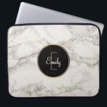 Imitate Marmoralabaster Taupe Tan Moderne Custom Laptopschutzhülle<br><div class="desc">Monogram Laptop Ärmel mit eleganten IMITATEN Marmor Alabaster Hintergrund Textur. Taupe / tan und Creme Farben verschmelzen,  schaffen interessante Muster für einen klassischen modernen Look. Ein schwarz-goldener Kreis mit goldenem Farbverlauf,  mit Ihrem Namen und dem anfänglichen personalisierte im Inneren.</div>